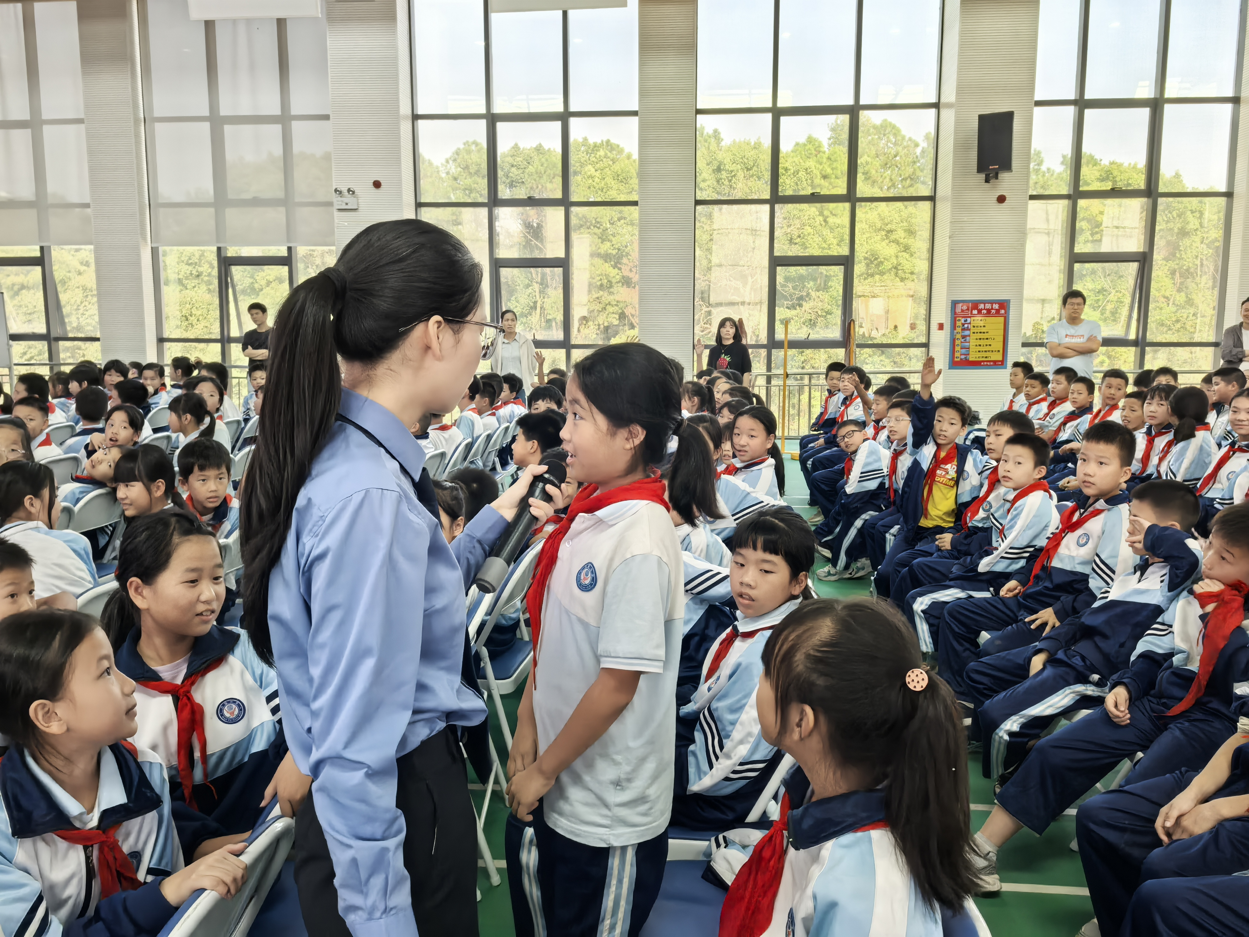 10月10日南岳检察院干警进入万福小学开展“利剑护蕾 守护少年的你”法治进校园宣讲活动