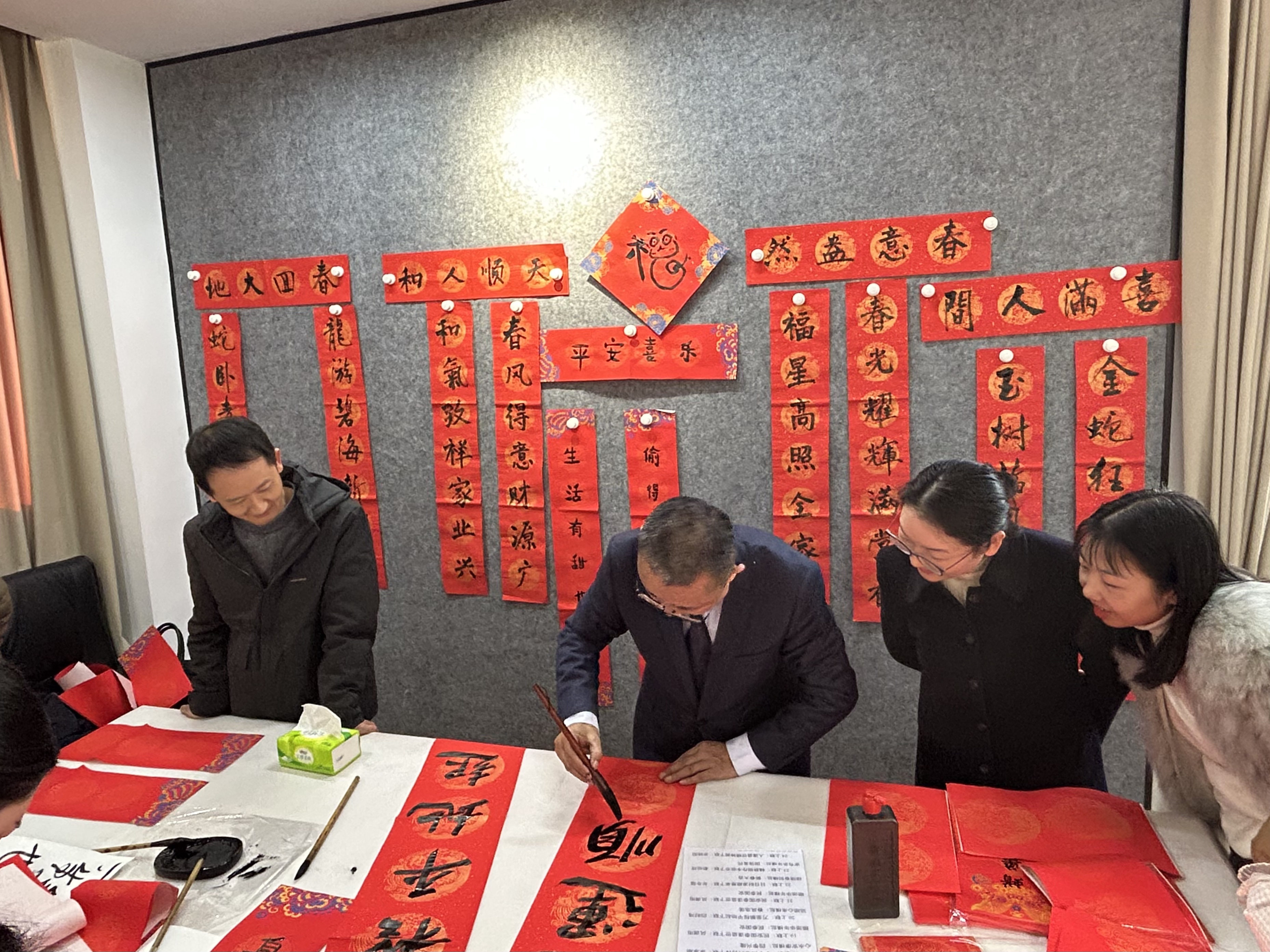 2025年1月14日，南岳区检察院组织了“文化育检，墨香润心”书法课堂，全体在职人员及部分退休干警参加