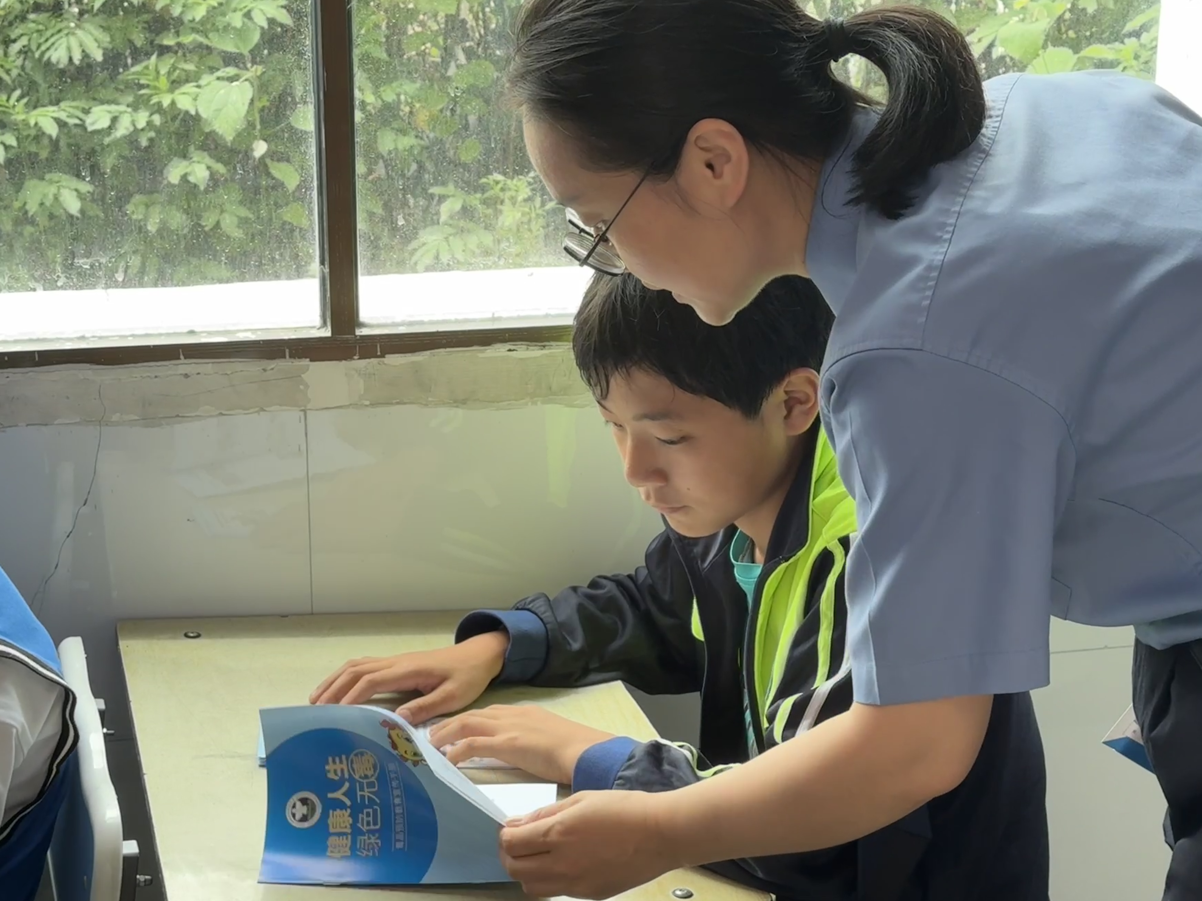 2025年6月23日，南岳区人民检察院干警走进新村小学，为同学们带来了一堂生动的禁毒宣传课。